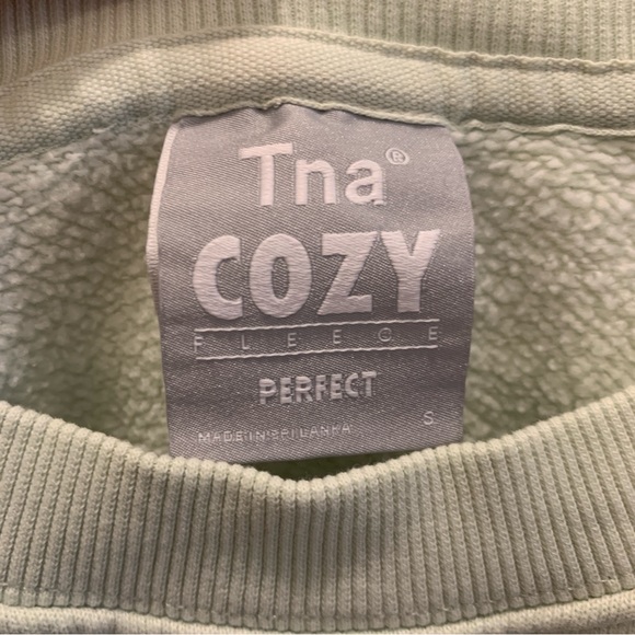 light green aritzia (tna) cropped sweatshirt - Picture 3 of 4